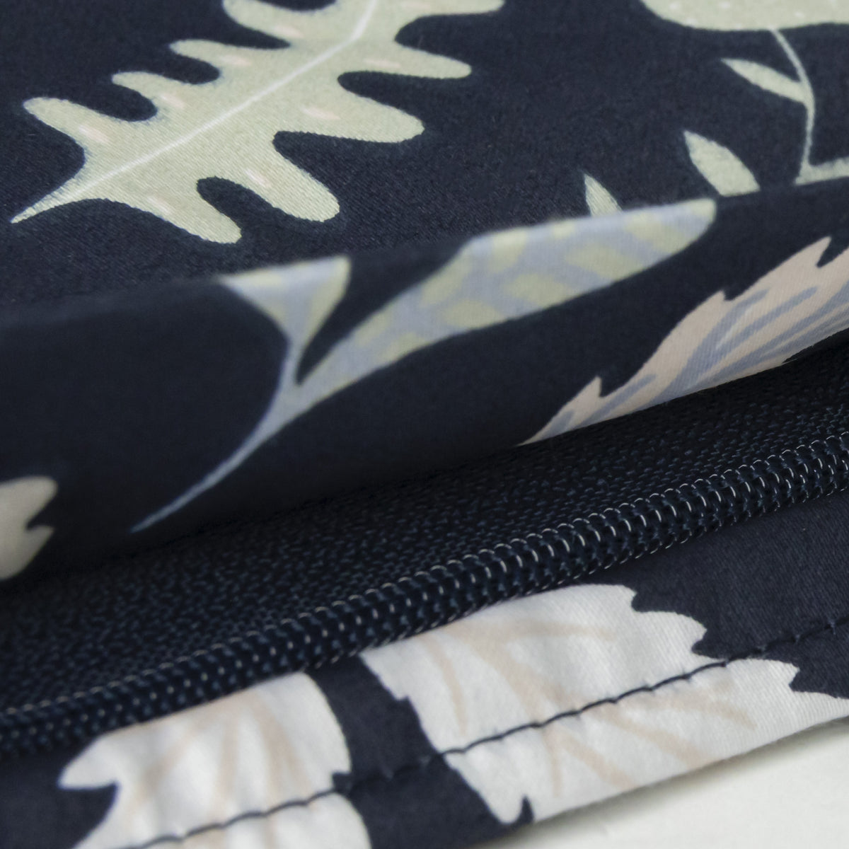 Nordic Night -satiinipussilakanasetti l yönsininen 