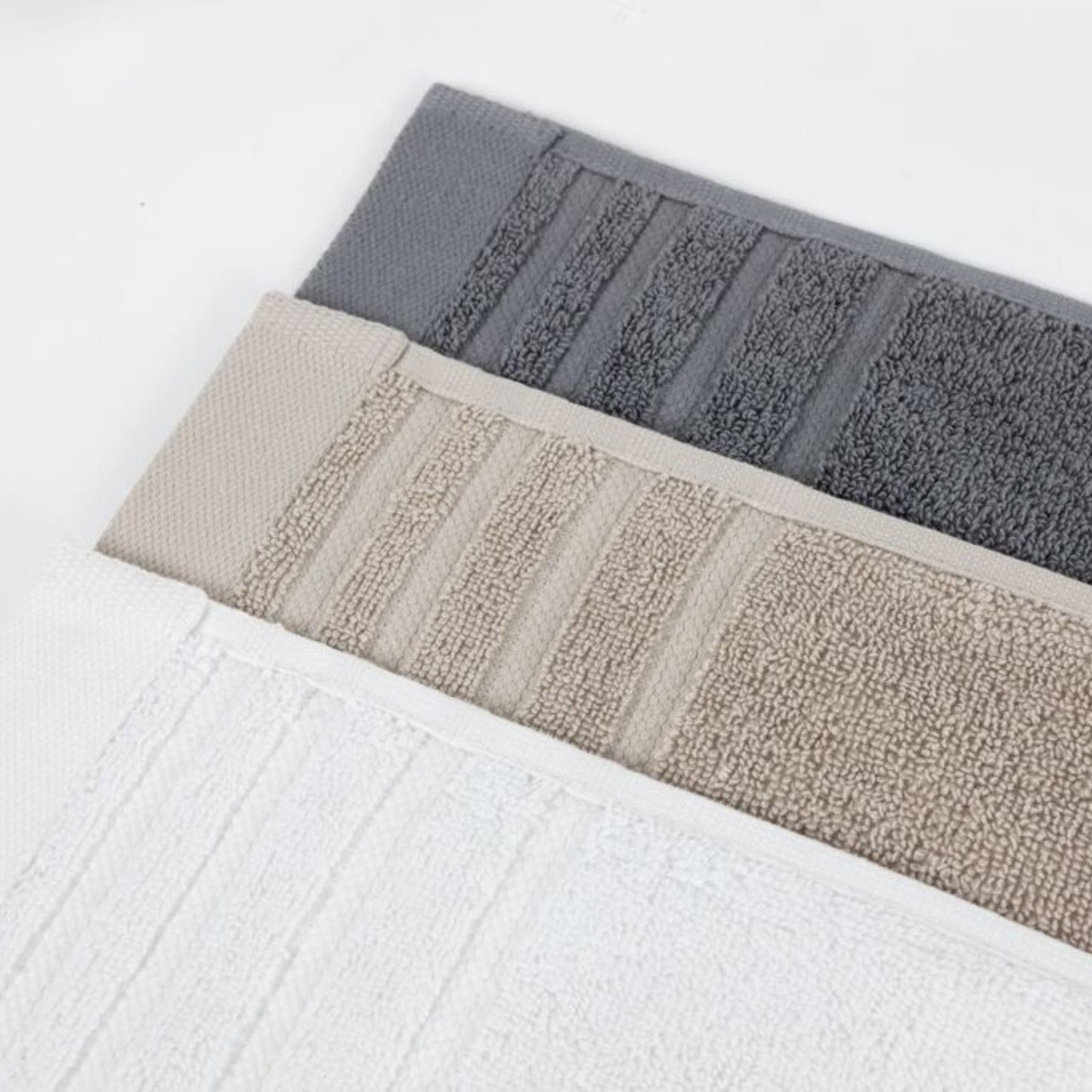 Familon Lines bath towel | white