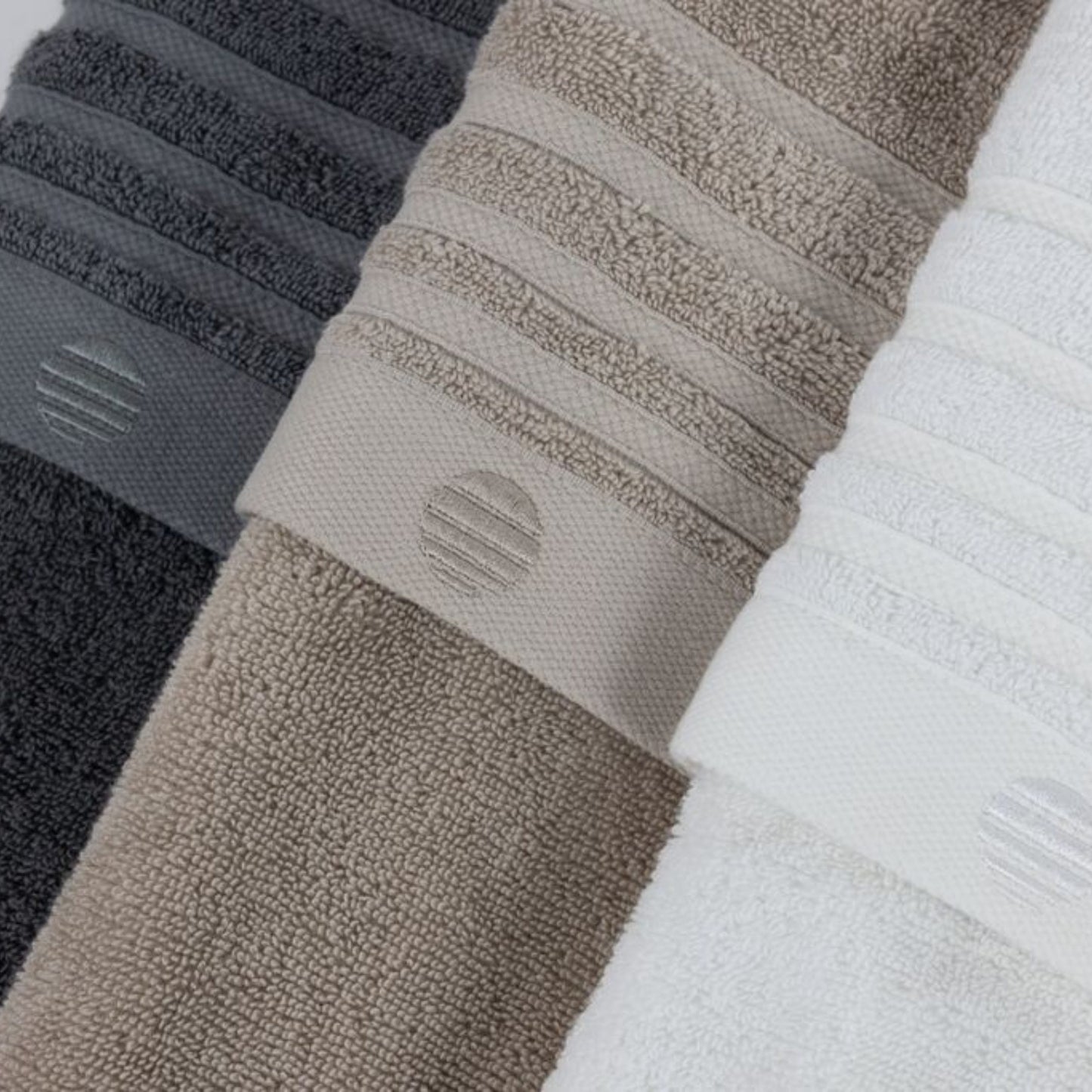 Familon Lines bath towel | white